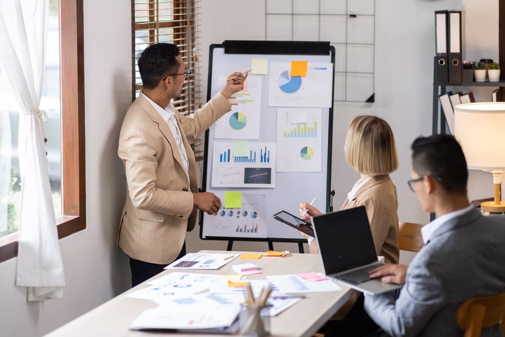Facilitator presenting data to a team